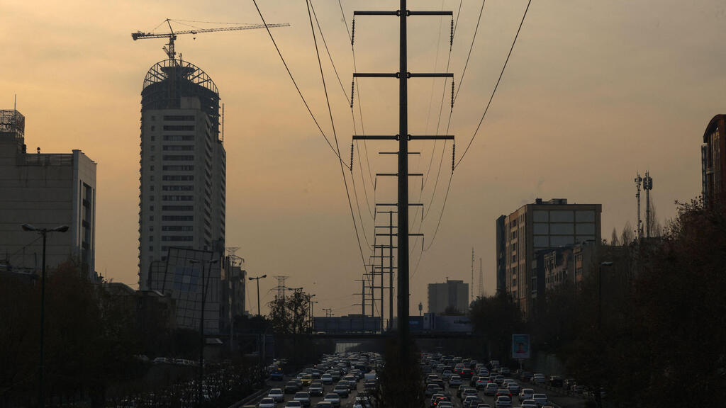 Street lights are off in Tehran due to electricity shortage (Photo: Atta Kenare / AFP) איראן חשמל טהרן
