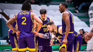 שחקן הפועל חולון יפתח זיו עם נתנאל ארצי