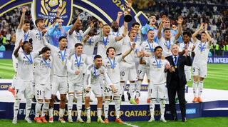 שחקני ריאל מדריד מניפים את הגביע