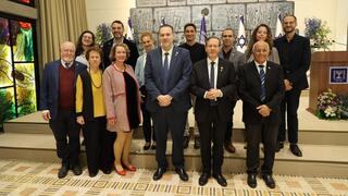 הנשיא יצחק הרצוג, שר התרבות והספורט מיקי זוהר, יו"ר מרכז שזר אביגדור קהלני ומנכ"לית מרכז שזר מיכל שגיא, עם הזוכים בפרסי שזר