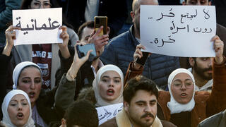 סוריה דמשק הפגנה מפגינים בעד דמוקרטיה וזכויות נשים 