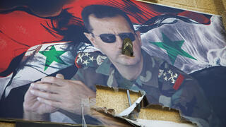 תמונה קרועה של נשיא סוריה לשעבר בשאר אל-אסד בכלא מזה