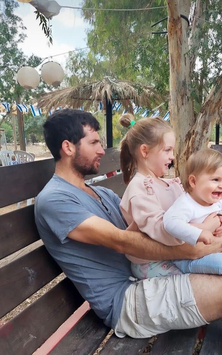 אביטל אשתו ובנותיו של שגיא דקל חן בר גלי ושחר מחכות שישוב הביתה 