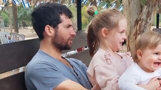 אביטל אשתו ובנותיו של שגיא דקל חן בר גלי ושחר מחכות שישוב הביתה 