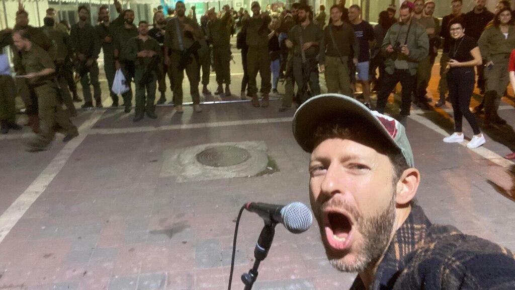 Malik Maier performs to IDF troops 