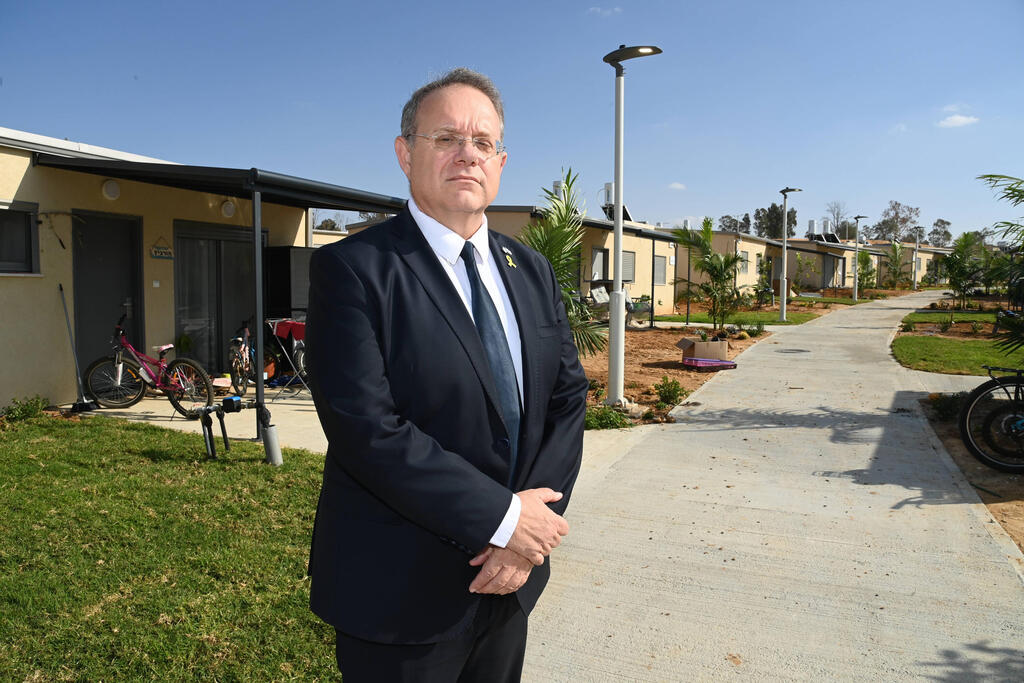 יעקב חגואל, יו"ר ההסתדרות הציונית, בקיבוץ רוחמה בדרום, בשכונה שמיועדת לקליטת מפונים