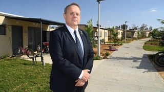 יעקב חגואל, יו"ר ההסתדרות הציונית, בקיבוץ רוחמה בדרום, בשכונה שמיועדת לקליטת מפונים