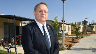 יעקב חגואל, יו"ר ההסתדרות הציונית, בקיבוץ רוחמה בדרום, בשכונה שמיועדת לקליטת מפונים