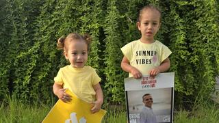 לישי מירן לביא אשתו של עומרי ובנותיו רוני ועלמא מחכות שישוב הביתה 