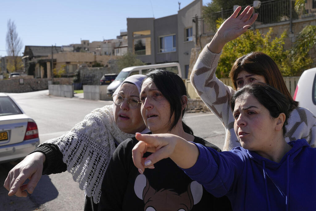 Salma Safadi waves to her sister, Sawsan