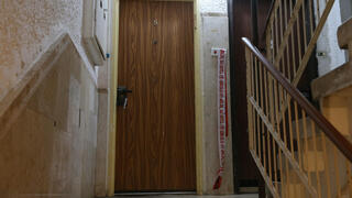 זירת הדירה בה נדקרה אישה מבוגרת בירושלים