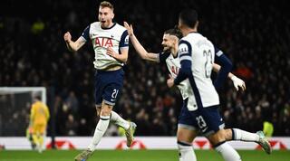 קולוסבסקי חוגג עם שחקני טוטנהאם