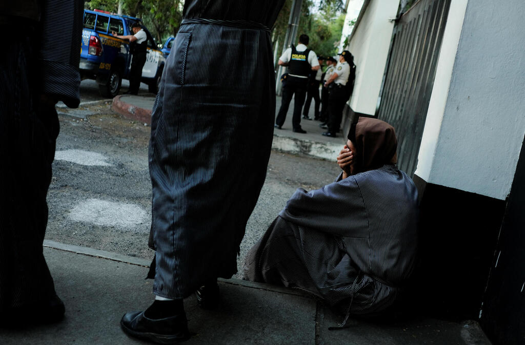 Guatemalan forces during the raid (Photo: REUTERS/Josue Decavele) כמה מחברות הכת לאחר הפשיטה