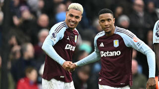 רוג'רס (משמאל) חוגג עם אזרי קונסה