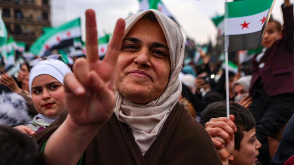 סורים חוגגים שבועיים אחרי הפלת אסד ב חלב סוריה