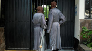 שתי נשים בכניסה לאחד המבנים בכת