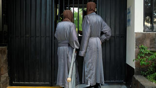 שתי נשים בכניסה לאחד המבנים בכת