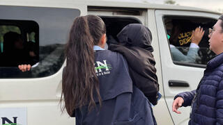 אשת כוחות הביטחון מחלצת את אחד הילדים