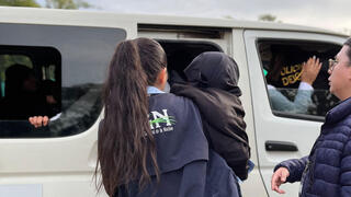 אשת כוחות הביטחון מחלצת את אחד הילדים