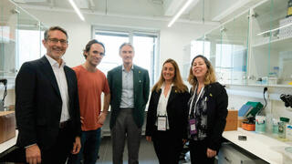 בכירי טבע במעבדות של אוניברסיטת תל־אביב במסגרת "טבע אקדמיה" – למעלה מ־50 שיתופי פעולה של טבע עם האוניברסיטאות המובילות בישראל לפיתוח תרופות מקוריות, בין היתר, בתחומי האימונותרפיה ומערכת העצבים המרכזית.מימין לשמאל: ד"ר דנה בר־און מנהלת "טבע אקדמיה", פרופ' רונית סצ'י־פאינרו, אוניברסיטת תל־אביב, נשיא ומנכ"ל טבע ריצ'רד פרנסיס, פרופ' עודד רכבי, אוניברסיטת תל־אביב, ומנהל המו"פ הגלובלי והמנהל הרפואי הראשי של טבע, ד"ר אריק יוז