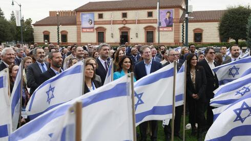 ראשי הערים לצד דגלי ישראל