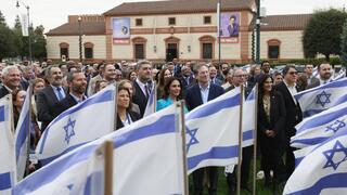 ראשי הערים לצד דגלי ישראל