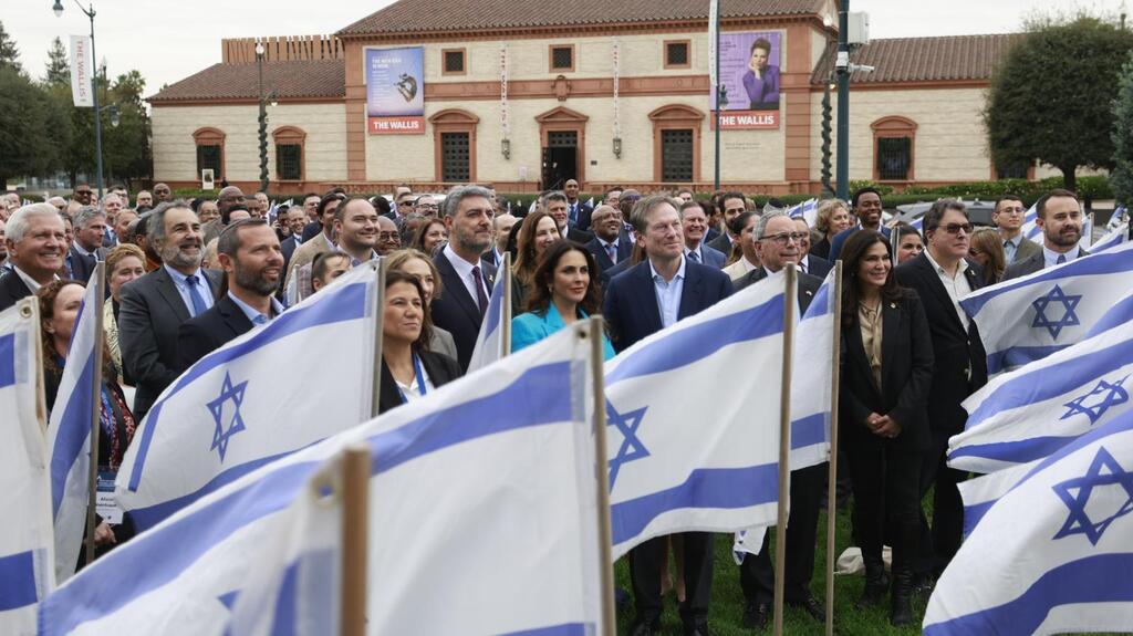 ראשי הערים לצד דגלי ישראל