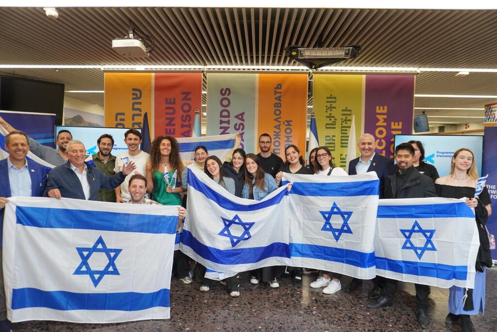 Doron Almog, chairman of the Jewish Agency executive, and Yehuda Setton, director-general of the Jewish Agency, welcome new immigrants from France arriving at Ben Gurion Airport amid the ongoing war 