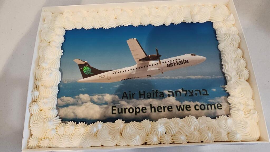עוגה חגיגית לכבוד המראת הבכורה מחיפה