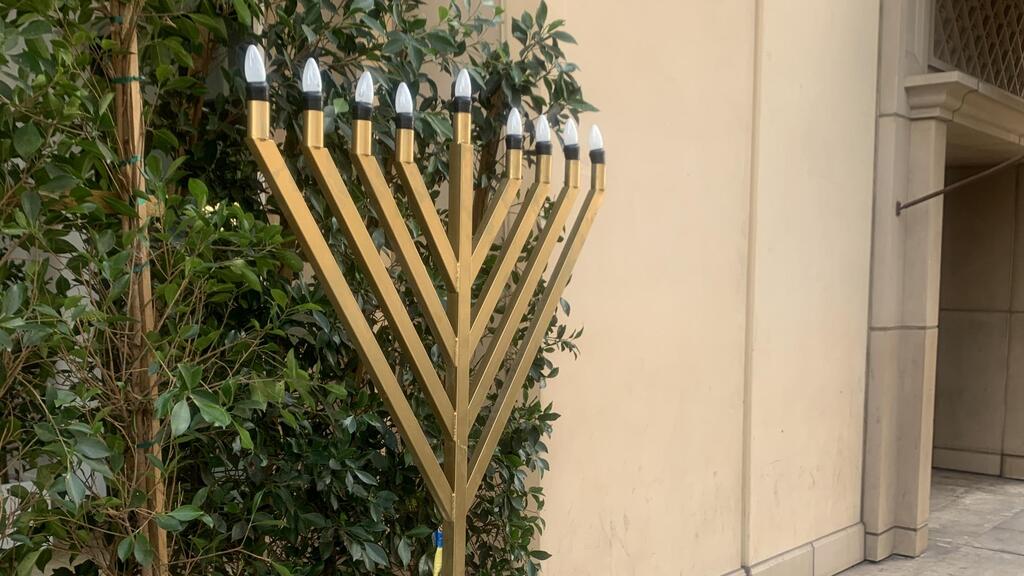 חנוכיות נצפו בכל פינה