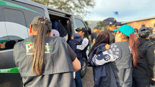 שוטרות נושאות ילדים בידיהן לרכב המשטרתי