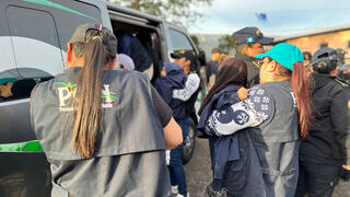שוטרות נושאות ילדים בידיהן לרכב המשטרתי