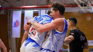 אדם אריאל וקנדל מקולום בטירוף