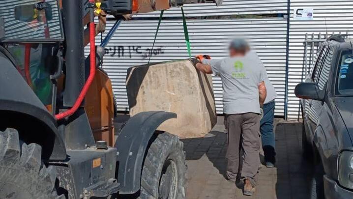 המשטרה ריתכה וחסמה בבוטונדות כניסה למוסך ביפו שהחביא שוהים בלתי חוקיים