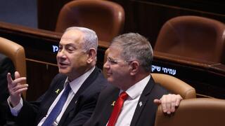 רה"מ בנימין נתניהו ושלמה קרעי במליאת הכנסת, דיון 40 החתימות