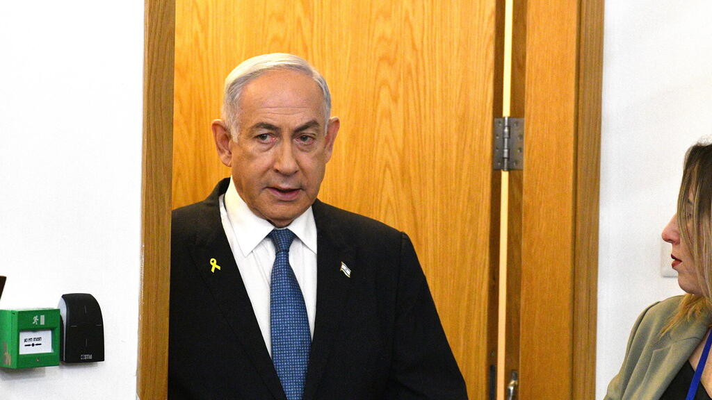 רה"מ בנימין נתניהו נכנס לאולם הדיונים על מנת לתת עדות תיקי אלפים