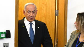 רה"מ בנימין נתניהו נכנס לאולם הדיונים על מנת לתת עדות תיקי אלפים