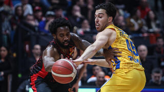 שחקן הפועל ירושלים קאדין קרינגטון מול שחקן מכבי ת"א תמיר בלאט