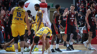 שחקני הפועל ירושלים איגור קולשוב, גבי צ'אצ'אשווילי מול שחקני מכבי ת"א מאוכזבים