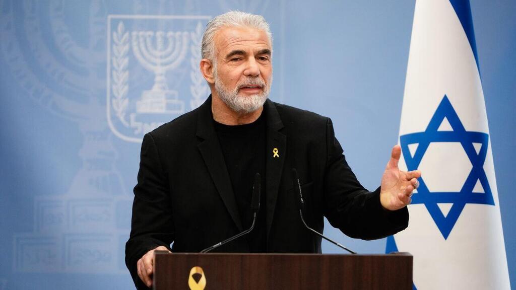 ח"כ יאיר לפיד בישיבת סיעה