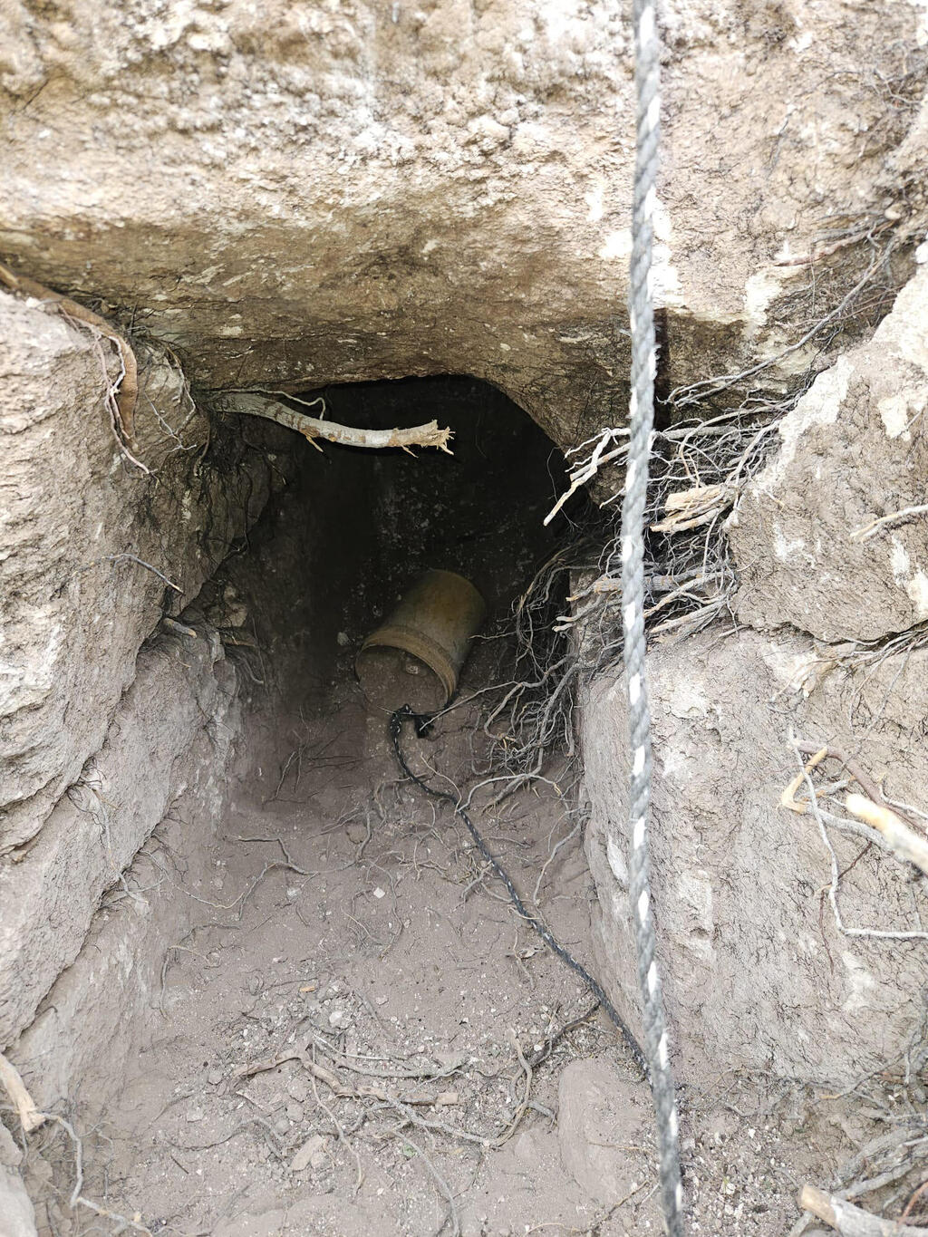 דלי שבו השתמשו החשודים בחורבת בינית