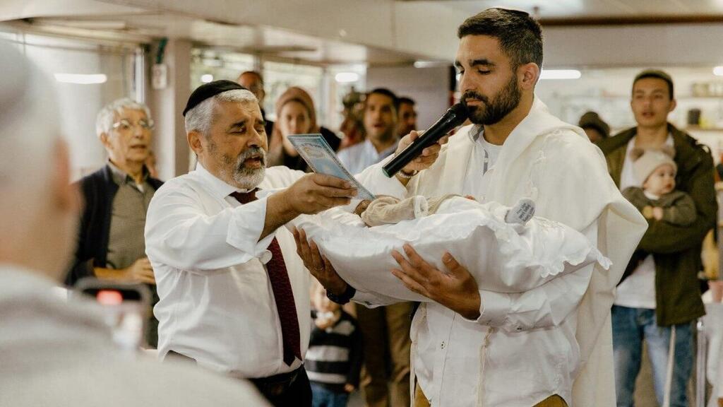 ברית המילה של בנם של משה ורננה בקיבוץ חולית