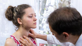 בלוטת התריס רופא בודק אישה