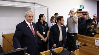 רה"מ בנימין נתניהו נכנס לאולם הדיונים על מנת לתת עדות תיקי אלפים