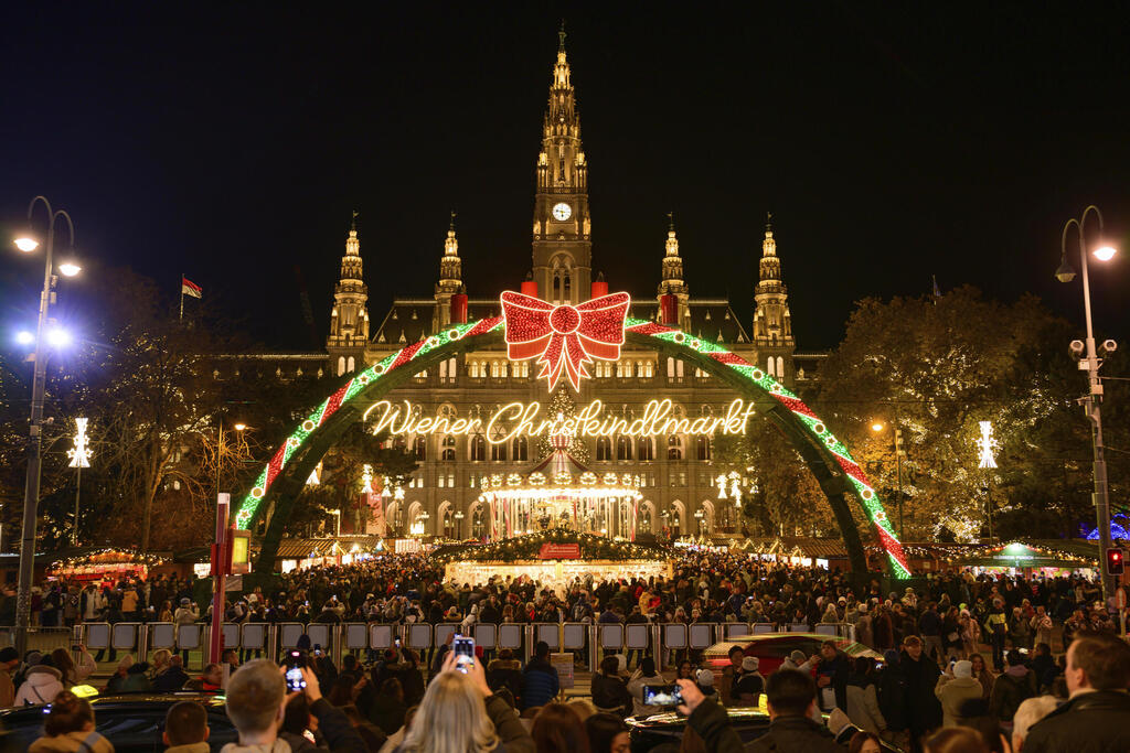The "Wiener Christkindlmarkt" Christmas market in front of Vienna's City Hall (Photo: Christian Bruna/AP) שוק חג המולד "וינר כריסטקינדלמרקט" מול בית העירייה של וינה
