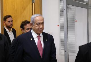 רה"מ בנימין נתניהו נכנס לאולם הדיונים על מנת לתת עדות תיקי אלפים