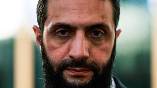 אבו מוחמד אל-ג'ולאני ששמו האמיתי אחמד א-שרע השליט בפועל של סוריה ומנהיג המורדים הג'יהאדיסטים מ הייאת תחריר א-שאם במפגש עם בכיר מקטאר ב דמשק 23 בדצמבר