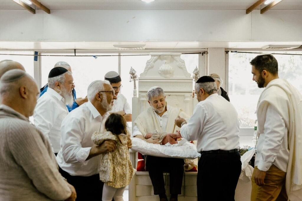 ברית המילה של בנם של משה ורננה בקיבוץ חולית