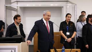 רה"מ בנימין נתניהו נכנס לאולם הדיונים על מנת לתת עדות תיקי אלפים