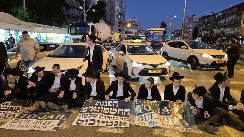 הרס שמשה של מכונית הפגנת חרדים רמת גן בני ברק